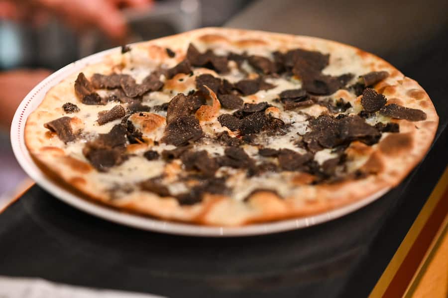 «Crazy Pizza». Riesig im Durchmesser, mit Edelprodukten beladen.