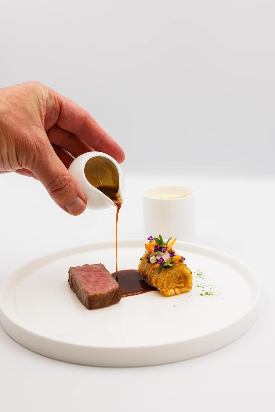 Hauptgang: Wagyu, Sesam, Kimchi. By Heiko Nieder.