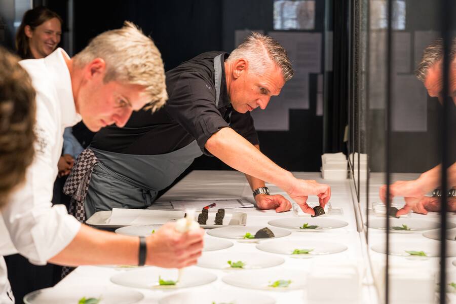Heiko Nieder Tim Boury Seite an Seite beim Anrichten