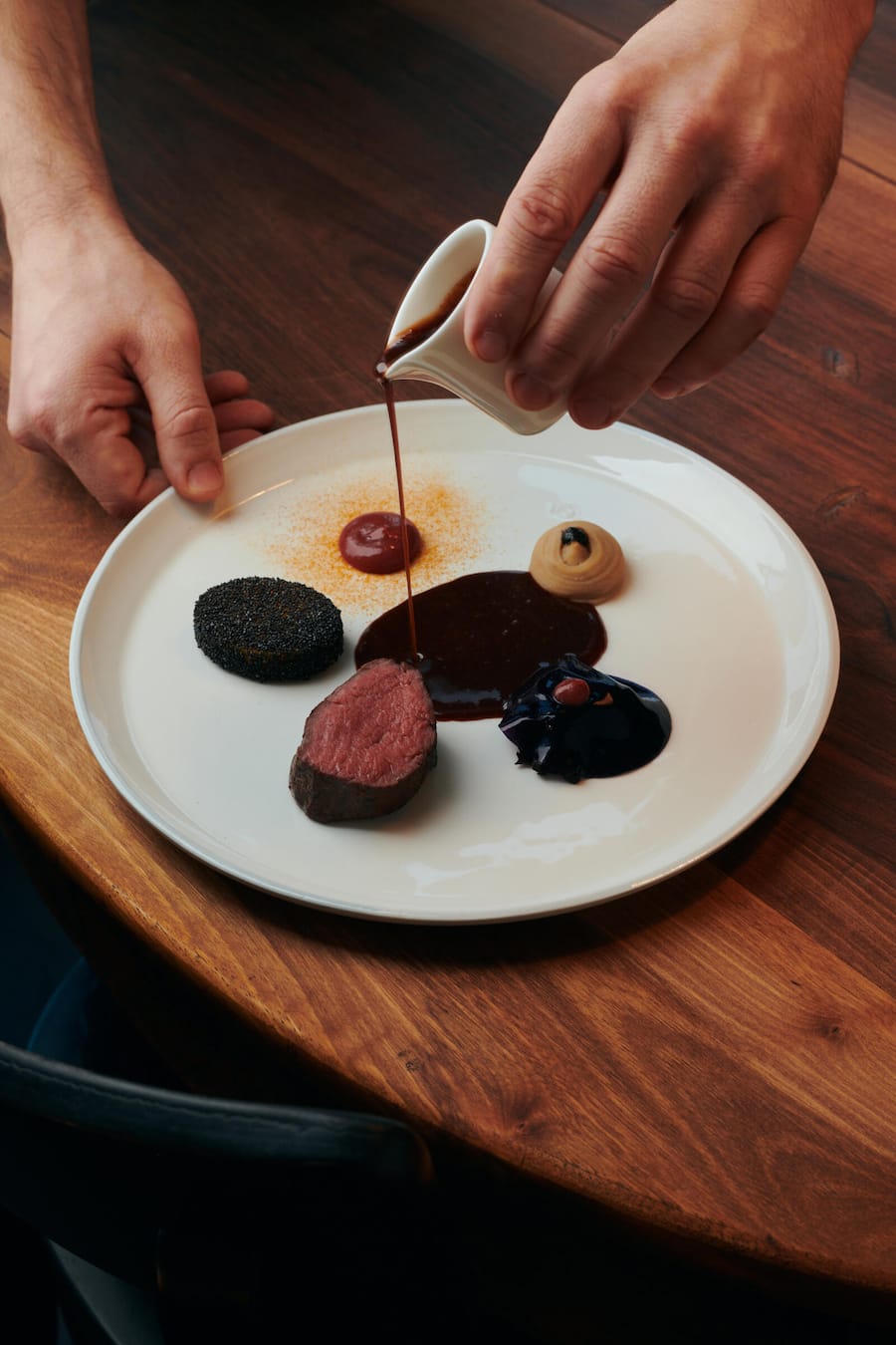 Hirsch-Entrecote, Rotkohl, Blaumohn-Polenta, Pfirsichgel, Marronicteme.