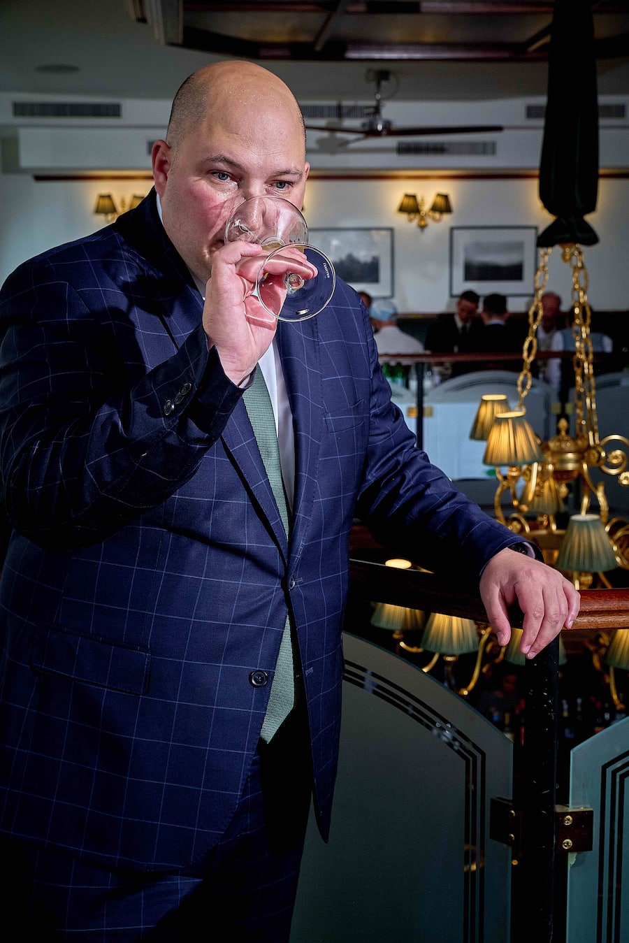 Lausanne, le 25 septembre 2025, Brasserie du Grand Chêne, ou le chef Sommelier Pierre Marie Faure met 30 référence de chasselas en cru au verre , lors de ce lancement un menu dégustation a été proposé par le chef Guillaume Soares, avec une déclinaison dâhuitres et produits de la mer, ainsi quâun vol au vent de ris de veau au ceps, un plateau de fromage et un baba au Rhum pour le dessert © sedrik nemeth