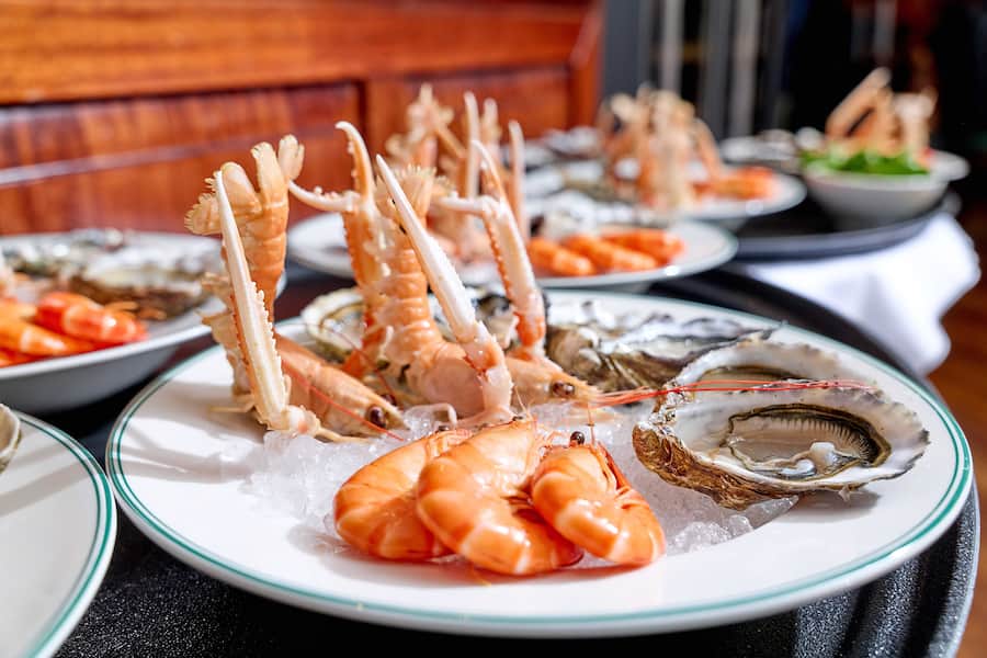 Lausanne, le 25 septembre 2025, Brasserie du Grand Chêne, ou le chef Sommelier Pierre Marie met 30 référence de chasselas en cru au verre , lors de ce lancement un menu dégustation a été proposé par le chef Guillaume Soares, avec une déclinaison dâhuitres et produits de la mer, ainsi quâun vol au vent de ris de veau au ceps, un plateau de fromage et un baba au Rhum pour le dessert © sedrik nemeth