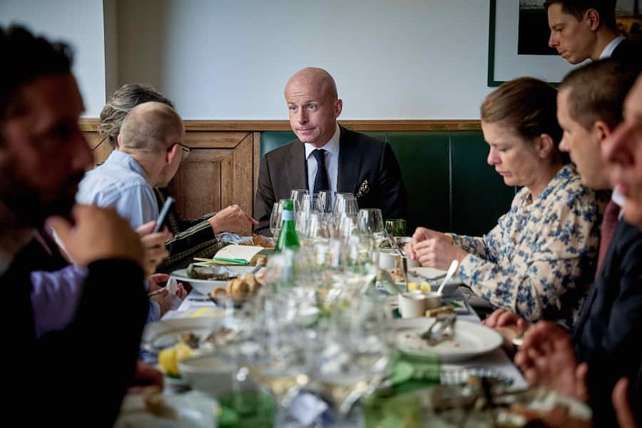 Lausanne, le 25 septembre 2025, Brasserie du Grand Chêne, ou le chef Sommelier Pierre Marie met 30 référence de chasselas en cru au verre , lors de ce lancement un menu dégustation a été proposé par le chef Guillaume Soares, avec une déclinaison dâhuitres et produits de la mer, ainsi quâun vol au vent de ris de veau au ceps, un plateau de fromage et un baba au Rhum pour le dessert , ici Quentin Deholen, directeur général du Lausanne Palace © sedrik nemeth
