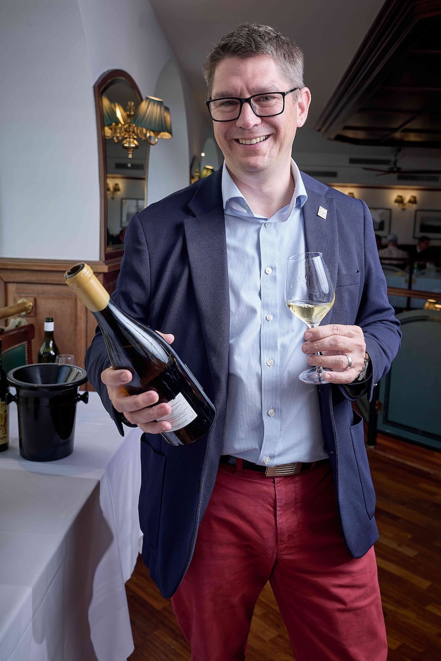 Lausanne, le 25 septembre 2025, Brasserie du Grand Chêne, ou le chef Sommelier Pierre Marie met 30 référence de chasselas en cru au verre , lors de ce lancement un menu dégustation a été proposé par le chef Guillaume Soares, avec une déclinaison dâhuitres et produits de la mer, ainsi quâun vol au vent de ris de veau au ceps, un plateau de fromage et un baba au Rhum pour le dessert , ici Nicolas Joss de swisswine © sedrik nemeth