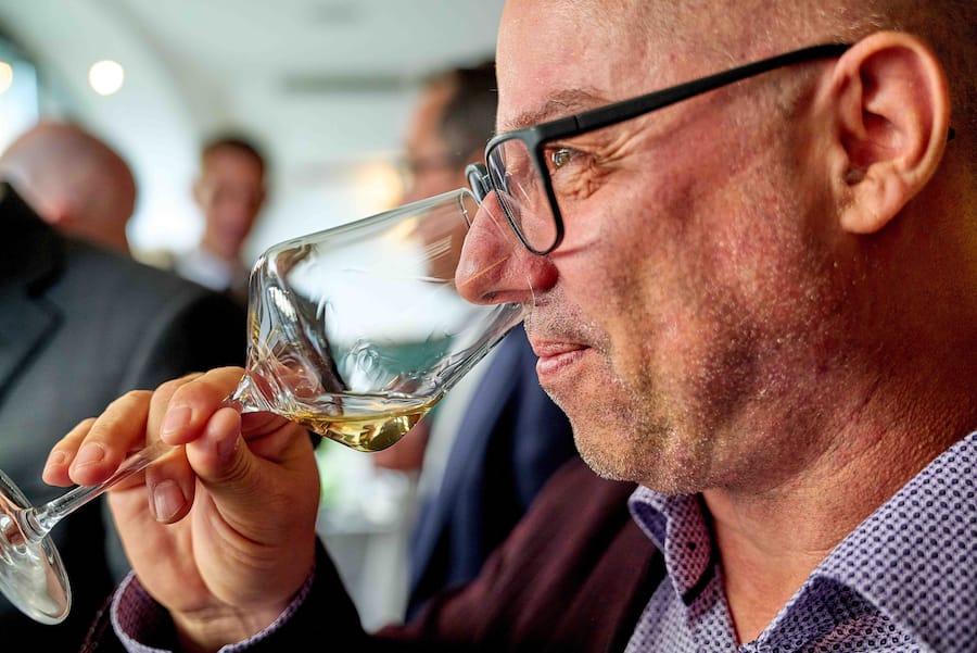 Lausanne, le 25 septembre 2025, Brasserie du Grand Chêne, ou le chef Sommelier Pierre Marie met 30 référence de chasselas en cru au verre , lors de ce lancement un menu dégustation a été proposé par le chef Guillaume Soares, avec une déclinaison dâhuitres et produits de la mer, ainsi quâun vol au vent de ris de veau au ceps, un plateau de fromage et un baba au Rhum pour le dessert ici José Vouillamoz, le généticien du vin © sedrik nemeth