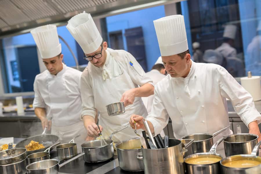 Le chef contrôle les préparations: rien n'est laissé au hasard.