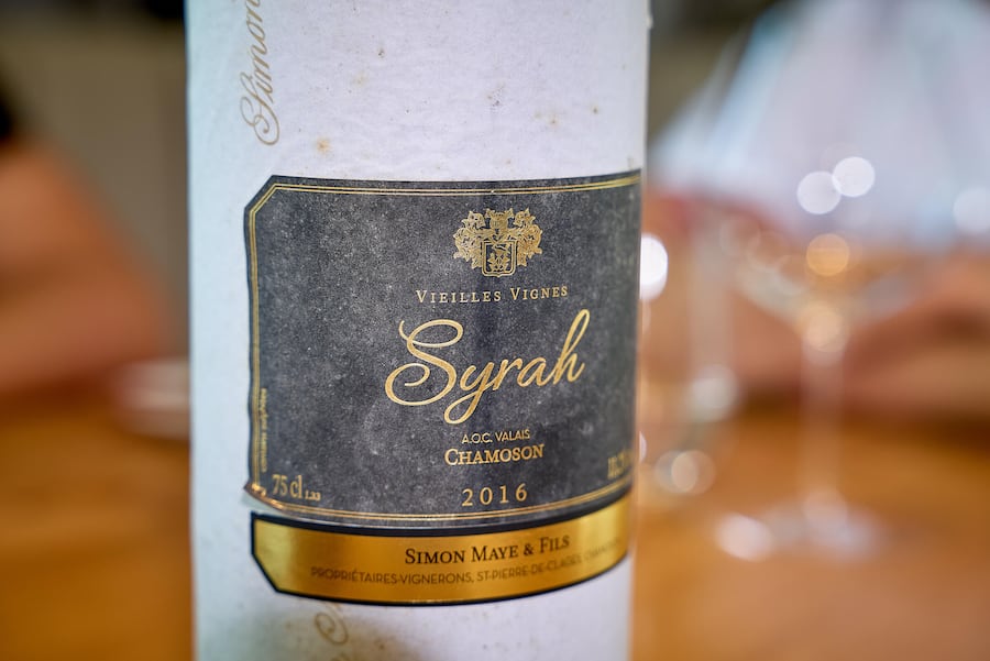 Savièse , le 8 mai 2025, Gilles Varone invite Raphael Maye dans son univers ou il nous présente une déclinaison dâasperges de chez Bianco et sa sauce hollandaise fumée au foin , et sa roulade dâ agneau en crépine , et son filet de Sandre du Valais, avec comme sommelièreLise Donier Méroz © sedrik nemeth