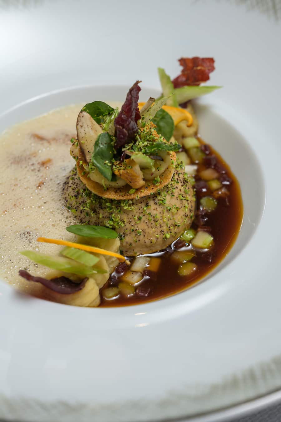 Œuf masqué aux champignons d'été, accompagné d'un formidable jus gourmand, aromatisé aux grains de café Origins Brazil Organic.