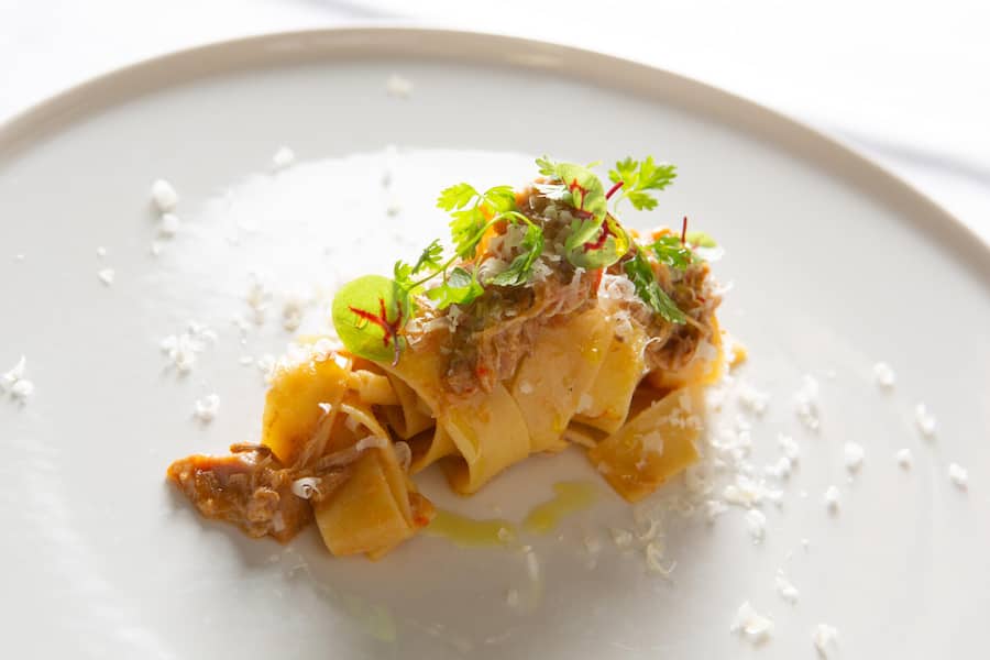 Pappardelle mit Kaninchen "Stracotto" von Zweisimmen von Francesco Di Bartolomeis.