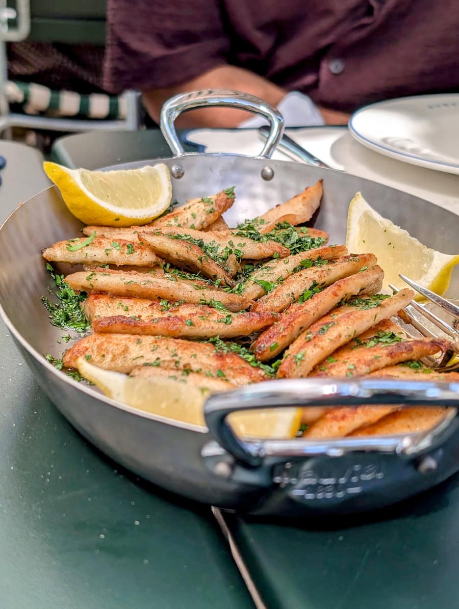 Les perches Loë servies dans de chics plats Mauviel