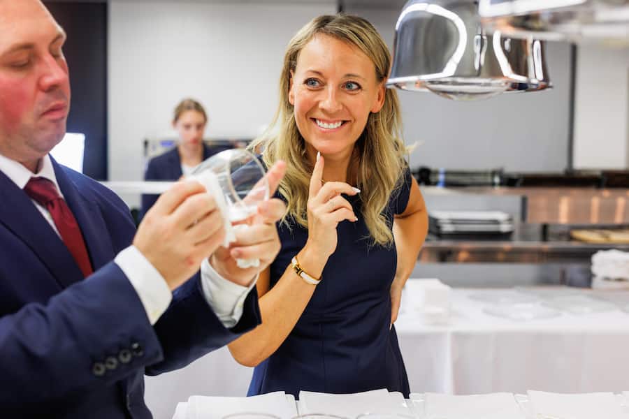 Restaurant-Leiterin Evelyne Igl packt in Stressmomenten auch in der Küche mit an. Der neue F&B-Chef auch: Christoph Pentzlin war jahrelang Koch in Dreisterne-Brigaden.