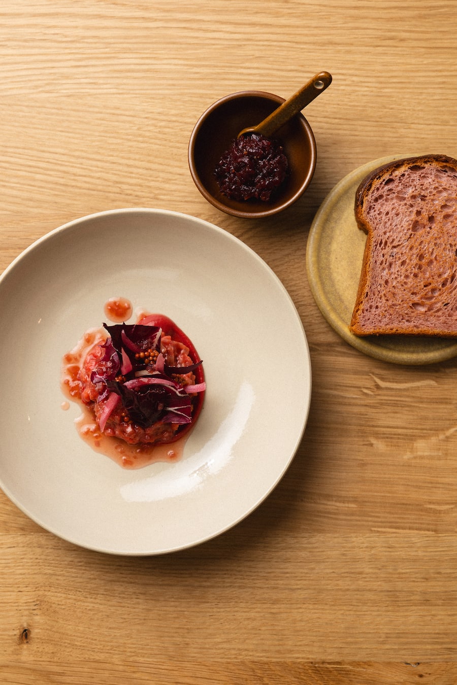 Tanja Grandits, Restaurant Schlüssel, Oberwil, Rindstatar, rote Zwiebelmarmelade, Himbeerbrioche