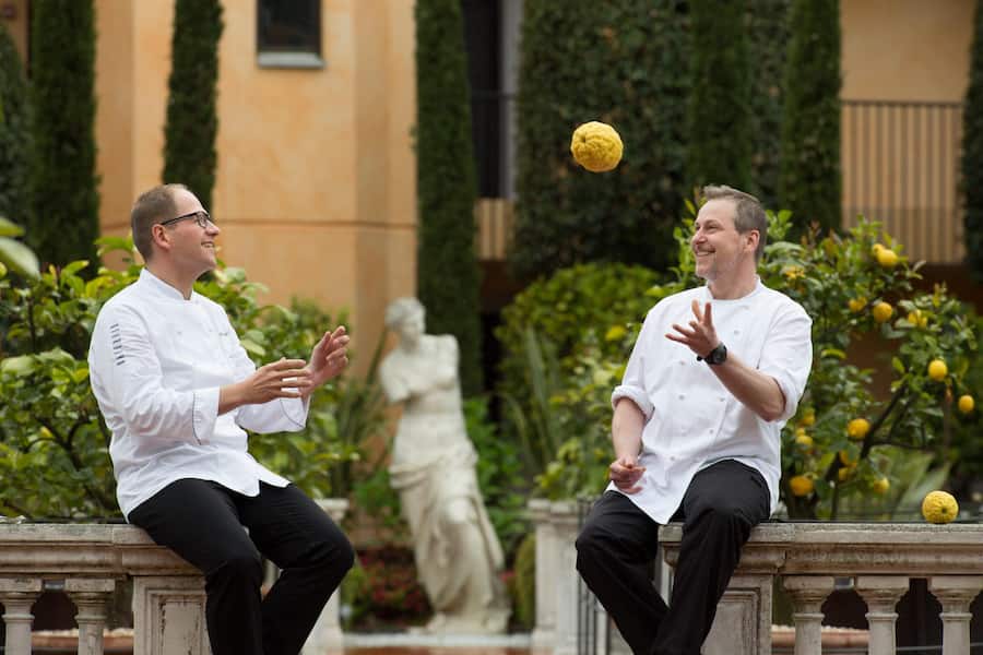 Die Köche Rolf Fliegauf (r.) und Christian Scharrer (l.) im Hotel Giardino in Ascona.