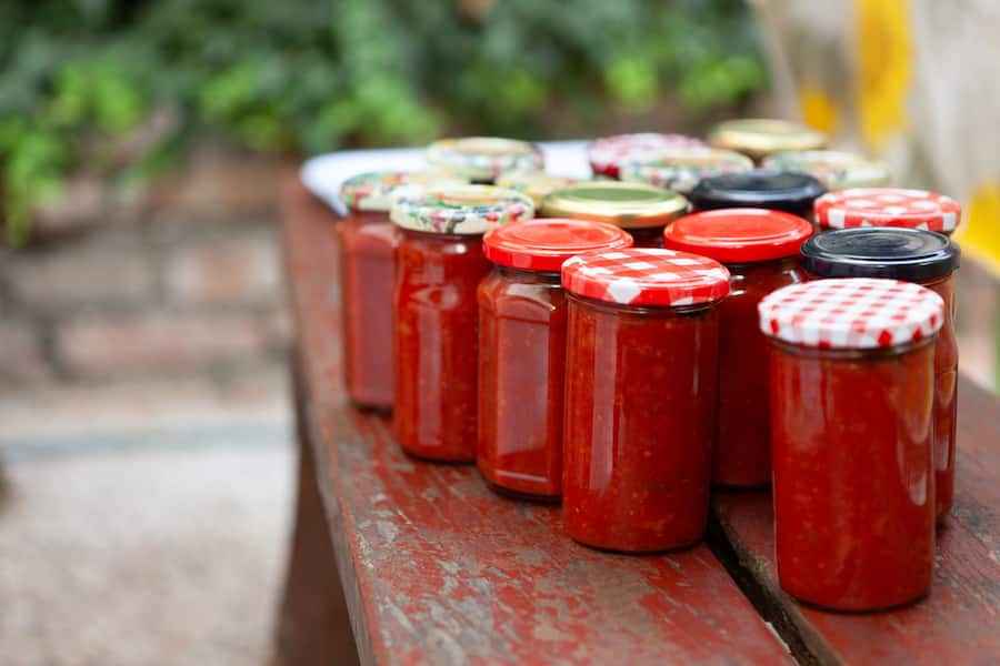 La sauce tomate conserve six mois dans des bocaux stérilisés stockés dans un endroit frais et sec.