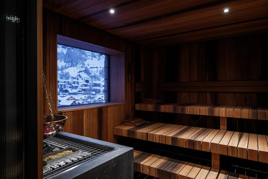 Neuer Infinity Pool und Spa im Hotel Schönegg, Zermatt, VS, 03/2025