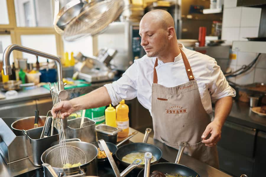 Lammgigot aus dem Ofen mit Jus aus altem Balsamico, Schlutzkrapfen mit Sauerklee-Frischkäsefüllung, Eierschwämmen und «Fetana»-Bröckchen von Christoph Hartmann, Koch Taverne Johann, Basel, 12.09.2023, Foto Lucai Hunziker