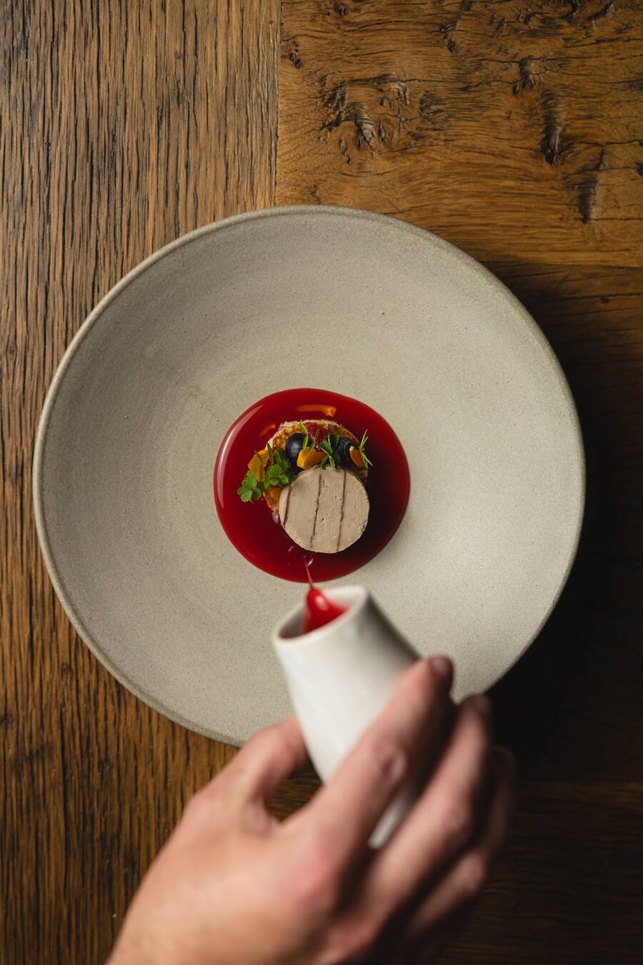 Mercedes-Benz, Genusstour, Chateau de Raymontpierre, Amuse Bouche, Timon Wolf, Vegi-Foie-Gras mit Schokolade, Brioche und Cranberry-Sauce