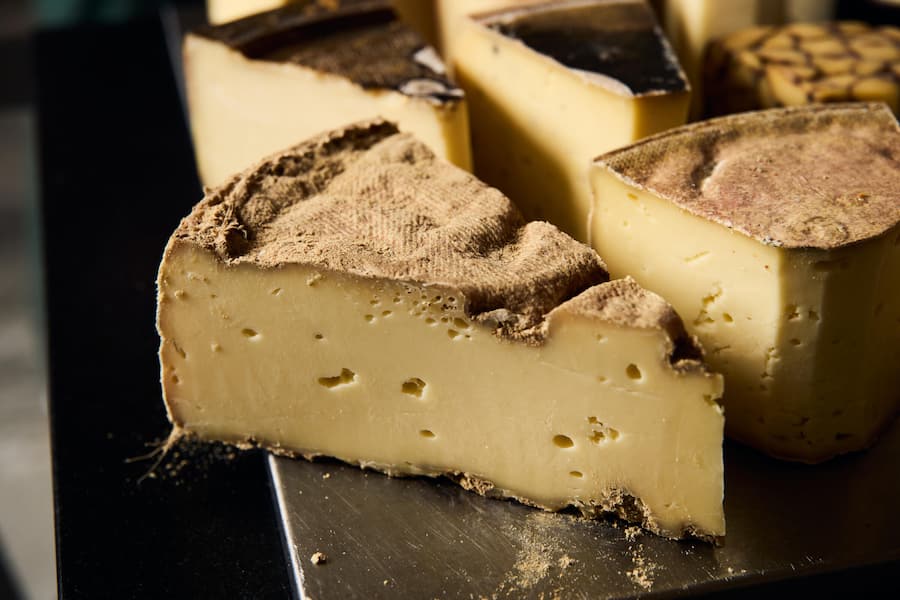 Wird der Fribourger Vacherin richtig gereift, bekommt er seine charakteristische Rinde.