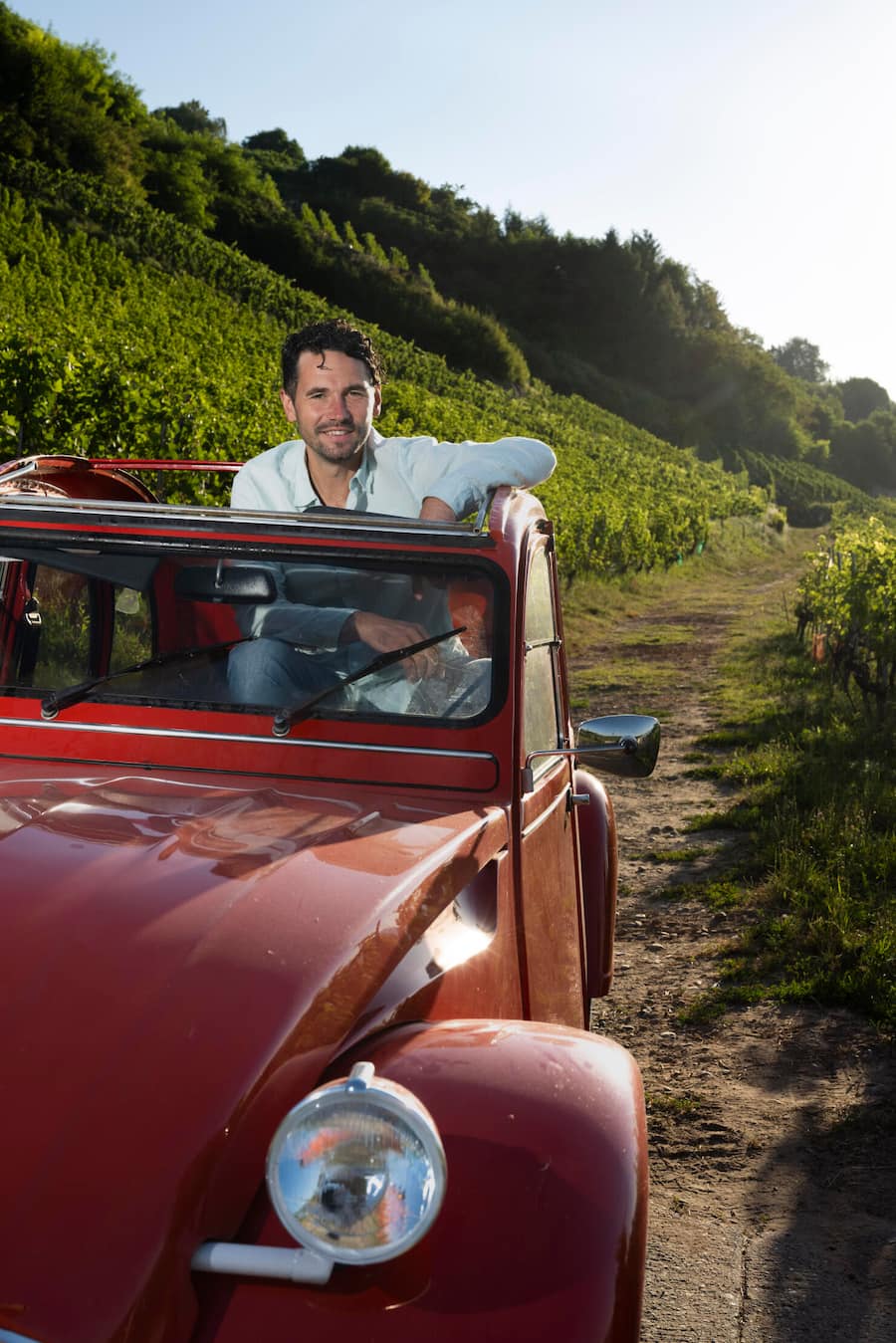 Christian Vessaz Sommerfahrt mit Citroen 2CV im Weinberg,Môtier-Vully, Freiburg, Fribourg, Schweiz,Suisse,Svizzera,Switzerland,