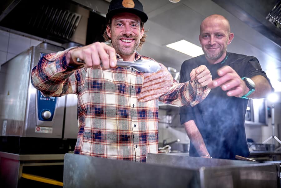 Zermatt, le 1 septembre 2025, chez le chef du Stafelapl Oliver Milson avec Marco Tessero de LUMA , ou il nous prépare un Burger, un mix terre et mer Steak de Thon et Veau, et un tartare © sedrik nemeth