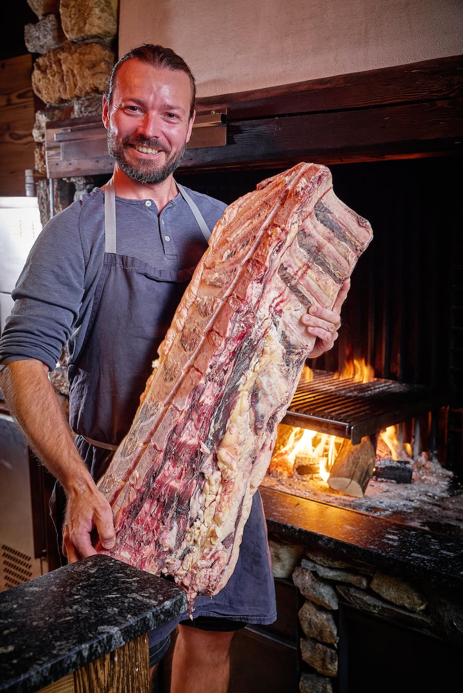Zermatt, le 1 septembre 2025, Au Stockhorn avec Marco Tessero, Thomas Haugstvedt Norwegian, ⦠nous présente son grilla ou il y a de lâentrecôte de beuf, de la côte de Boeuf, et de la côtelette de porc ainsi que son Classic tartare © sedrik nemeth
