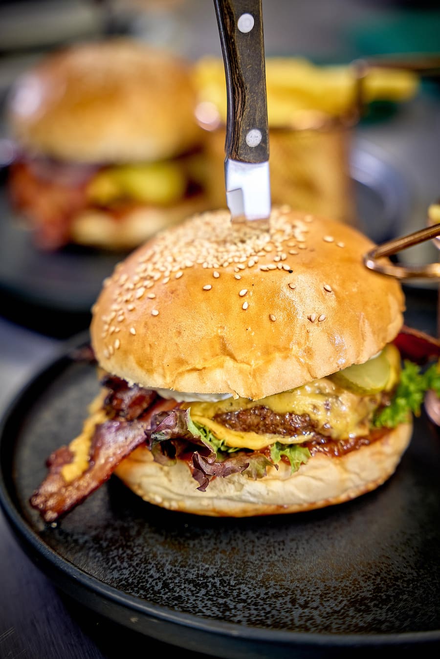 Zermatt, le 1 septembre 2025, chez le chef du Stafelapl Oliver Milson avec Marco Tessero de LUMA , ou il nous prépare un Burger, un mix terre et mer Steak de Thon et Veau, et un tartare © sedrik nemeth