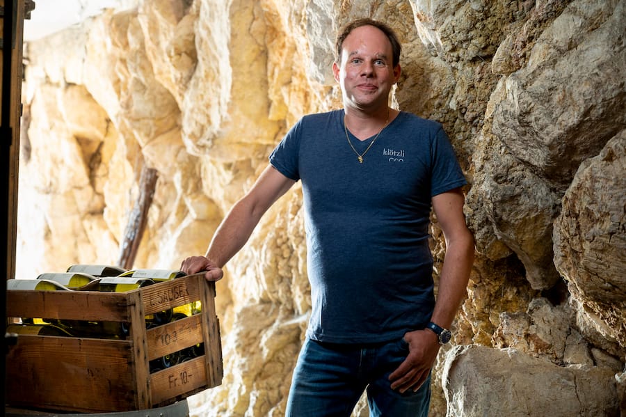 Adrian Klötzli Im Kellerzugang vor Jurakalkwand.