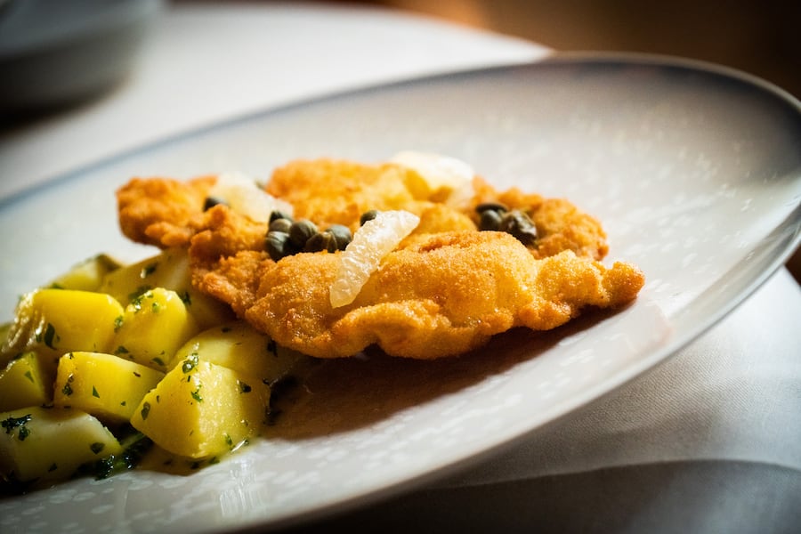 Agron Lleshi kocht im Jägerhof 2021: Wiener Schnitzel mit Petersilienkartoffeln