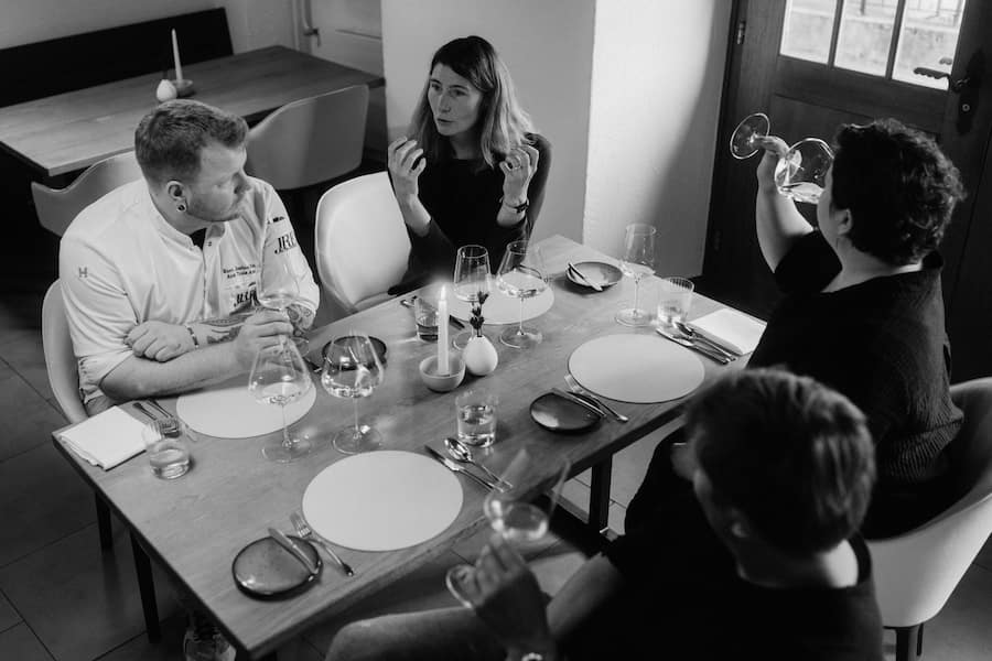 Andreas Krebs, Cynthia Lauper, Sabine Steiner, Marc Joshua Engel, Aux Trois Amis X Krebs&Steiner, 13. Oktober 2025, Restaurant Aux Trois Amis, Schernelz, Copyright Roy Matter