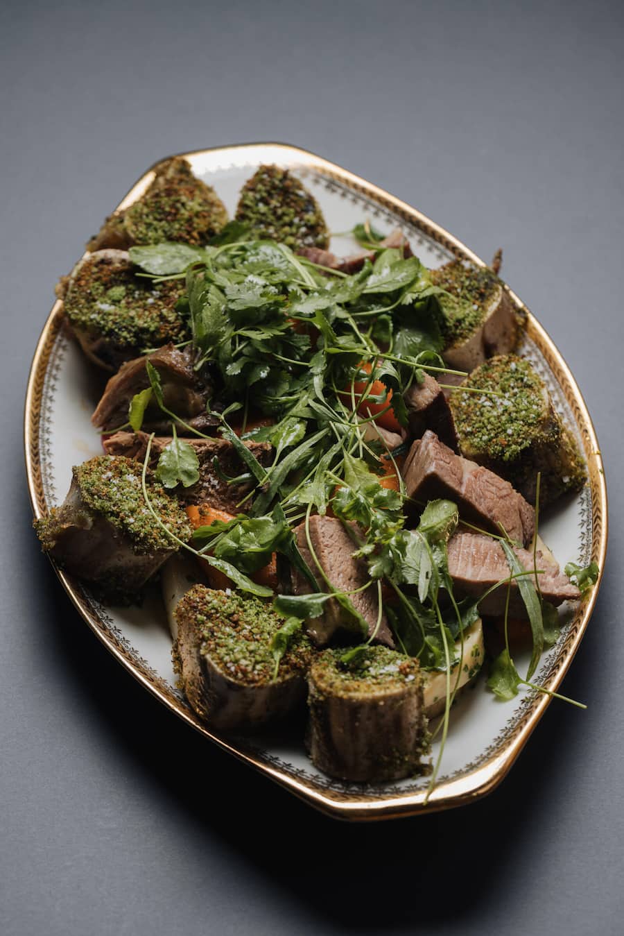 «Le Bouilli»: Ein mächtiges Markbein mit Kräutern überbacken.