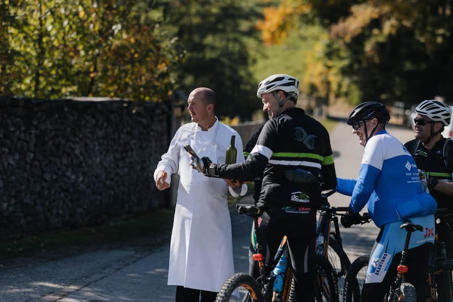 Chef Nicolas ist ein freundlicher Gastgeber, auch Velofahrer kriegen einen Schnaps.