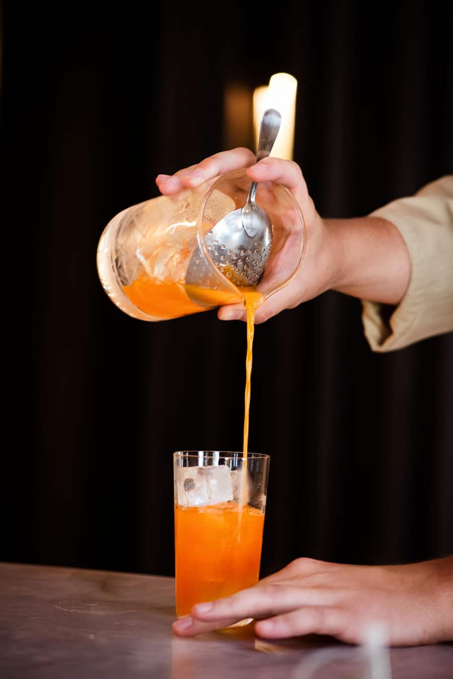 Elmir Medunjanin, Barchef vom Appenzeller Huus, in seinem Botanicum, Gonten, 18.09.2025