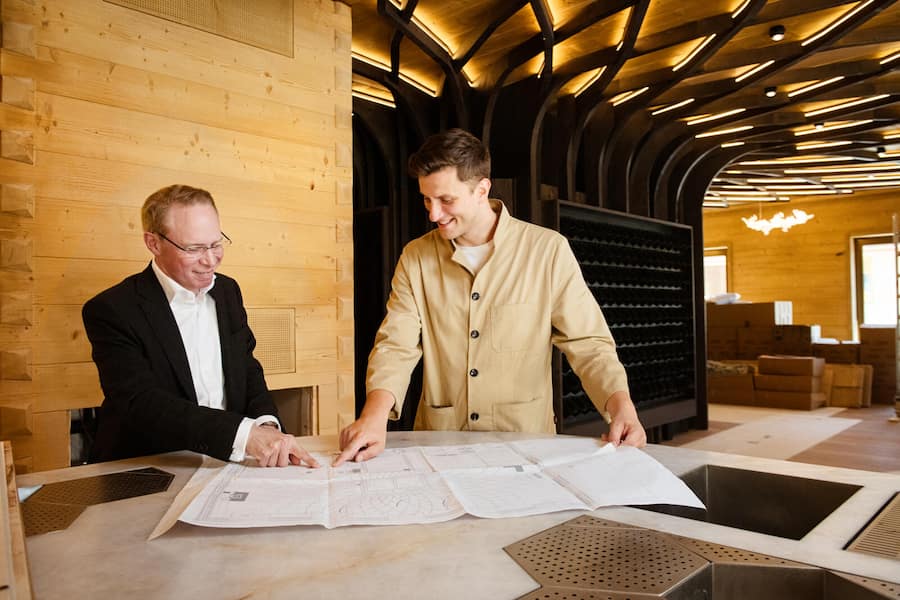 Elmir Medunjanin, Barchef vom Appenzeller Huus, in seinem Botanicum, Gonten, 18.09.2025