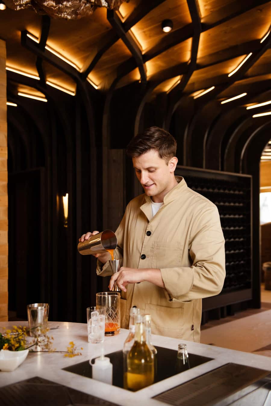 Elmir Medunjanin, Barchef vom Appenzeller Huus, in seinem Botanicum, Gonten, 18.09.2025