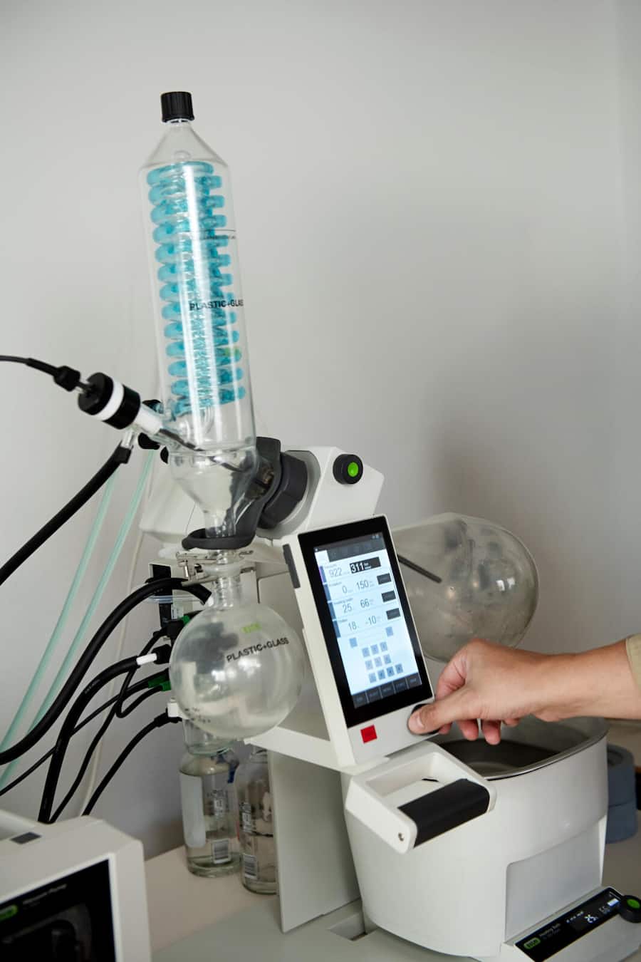 Elmir Medunjanin, Barchef vom Appenzeller Huus, in seinem Botanicum, Gonten, 18.09.2025