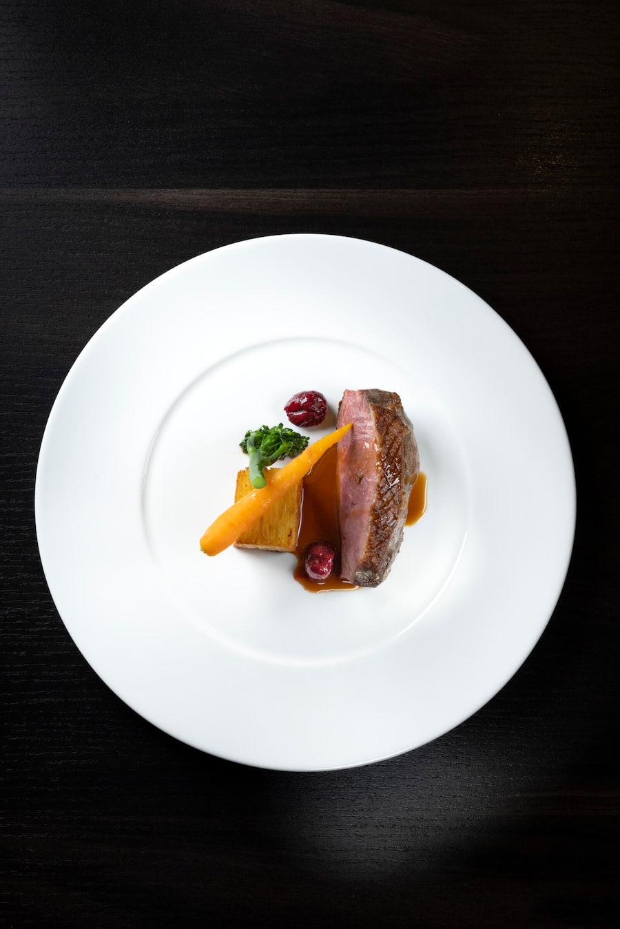 Challans-Entenbrust mit Sauerkirschen. By Martin Dalsass.