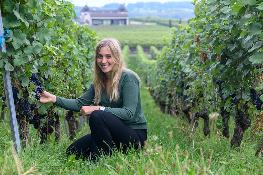 Charlotte Burgat im Domain Chambleau, Weingut in Colombier, NE.