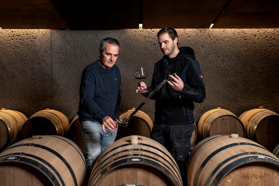 Andrea mit Sohn Luca, Kellermeister, im Barriquekeller