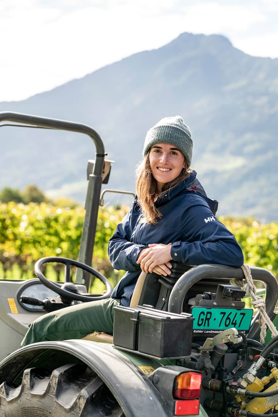 Davaz-Wein, Fläsch, Tochter Rebecca, Winzerin auf Rebtraktor