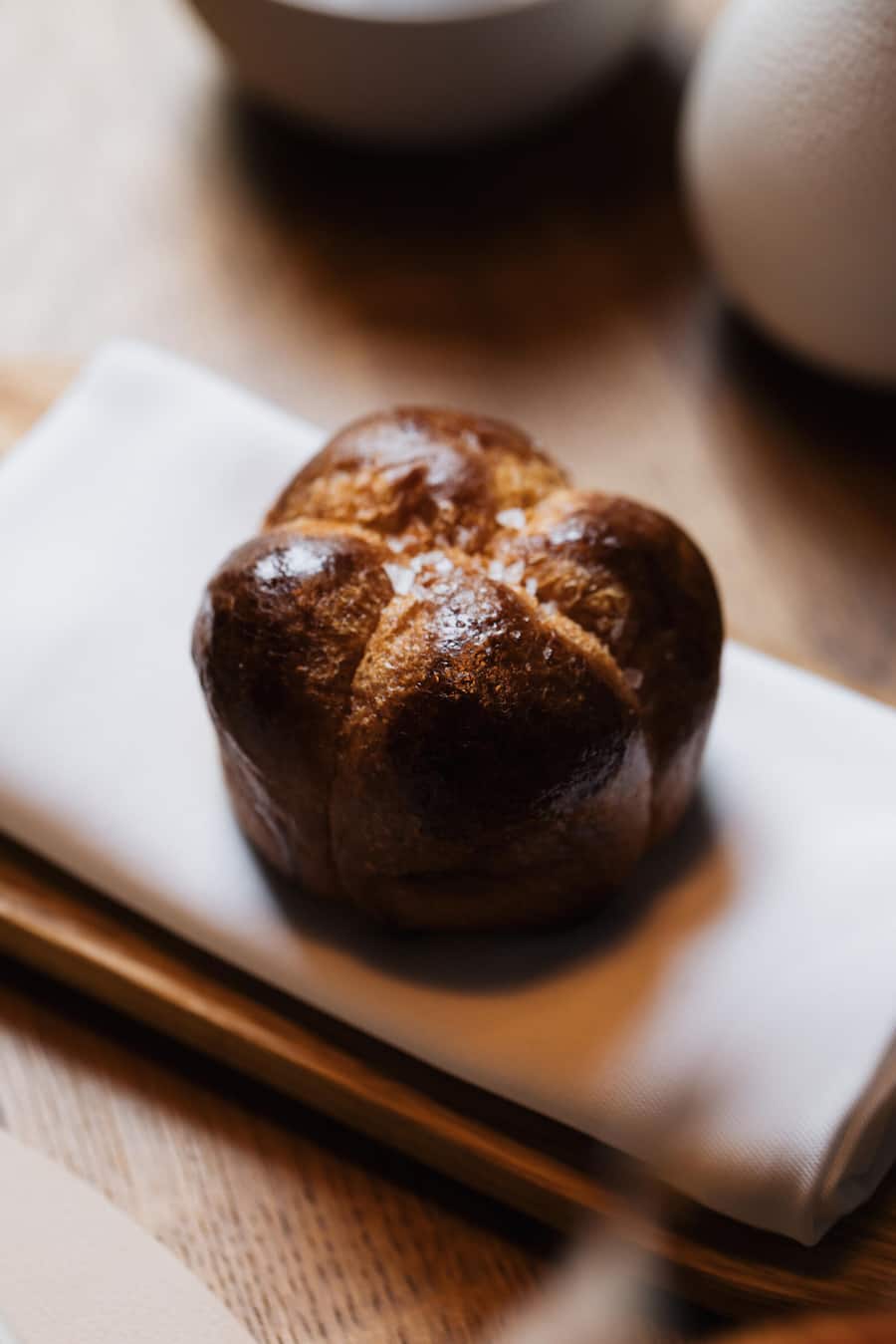 Bison-Tatar, gebeizt mit Koji, Mayo mit geräuchertem Aal, Wachtelconsommé mit Szechuanpfeffer und Poulet-Fett-Brioche, Aux Trois Amis X Krebs&Steiner, 13. Oktober 2025, Restaurant Aux Trois Amis, Schernelz, Copyright Roy Matter