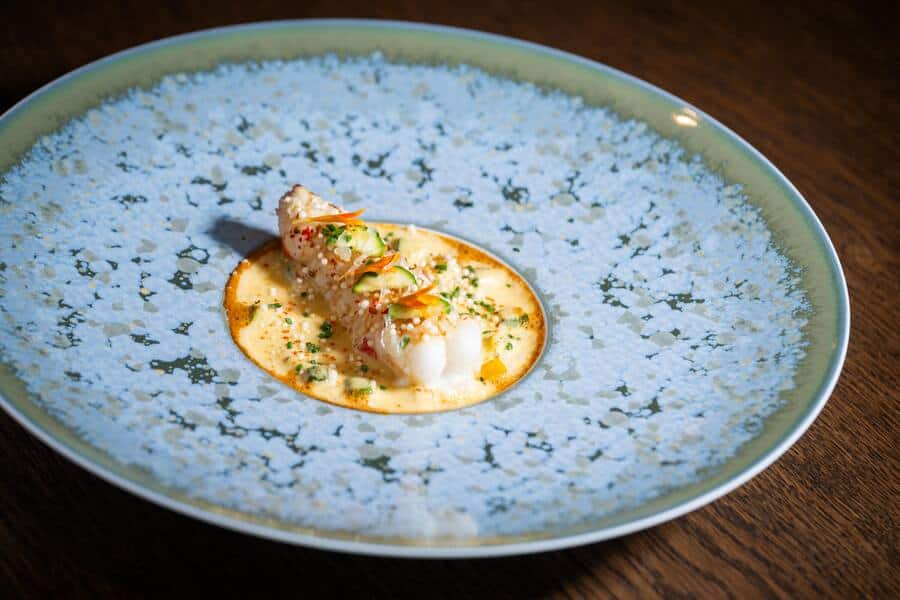 Der Signature-Dish! Kaisergranat aus Norwegen mit Miso, Zucchini und Zitrone.