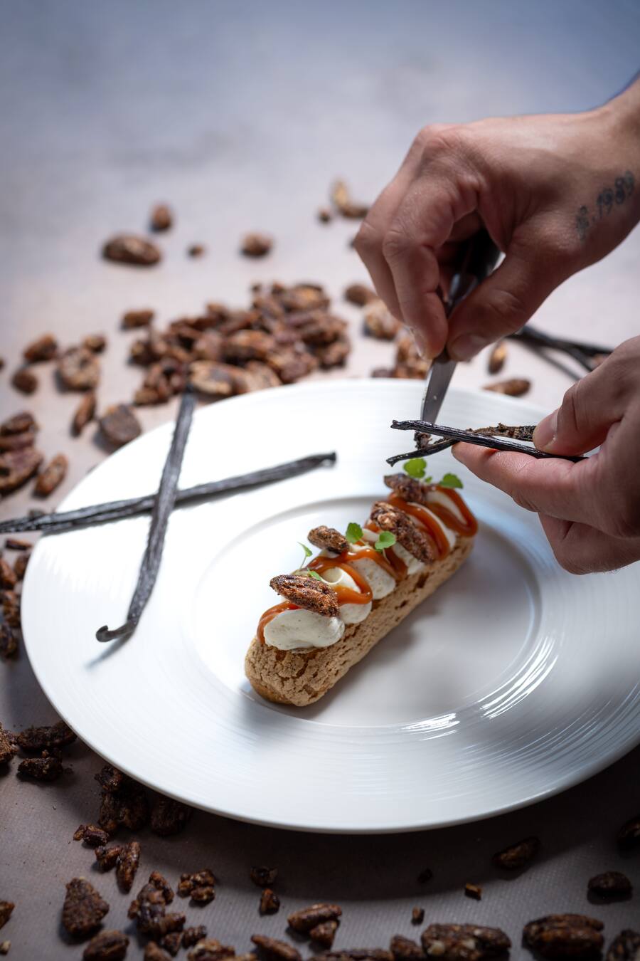 Dessert geht auch leicht: Vanille-Eclair mit gesalzenem Karamell & Pekannüssen.