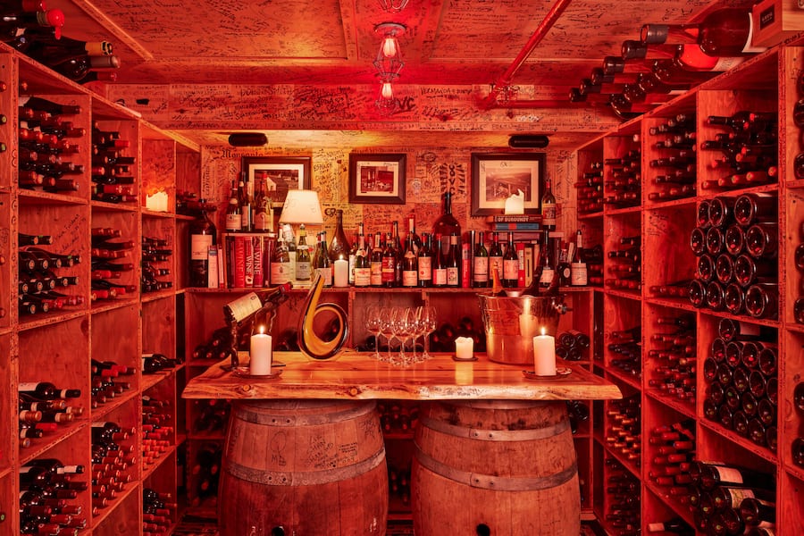 Dinner im Rot erleuchteteten Weinkeller