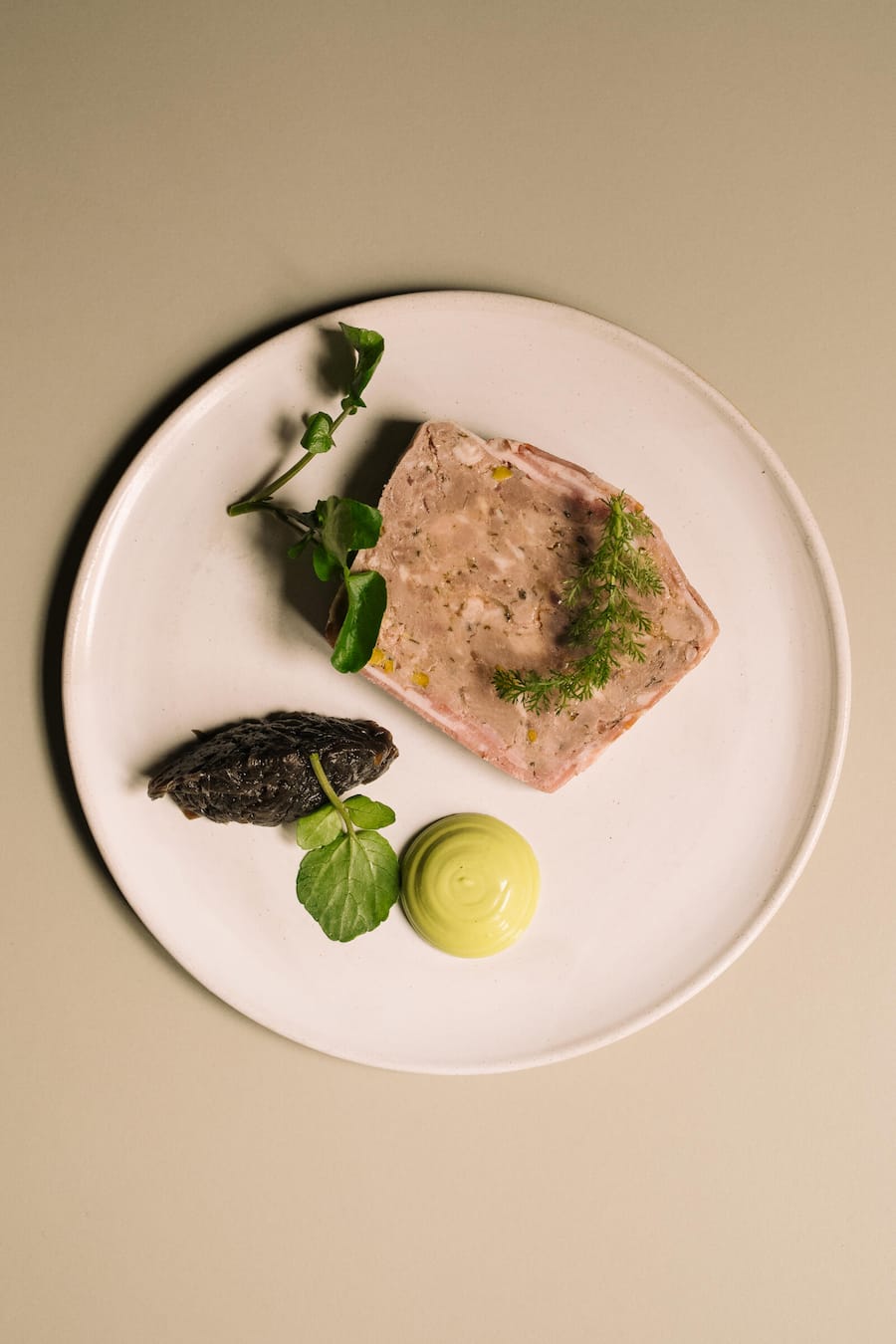 Wildterrine, Reh, Sauerteigbrot, Schnittlauchmayo und rote Zwiebelmarmelade - Drei Stuben Zurich - Corin Schmid - 1. Oktober 2025 - Copyright Olivia Pulver