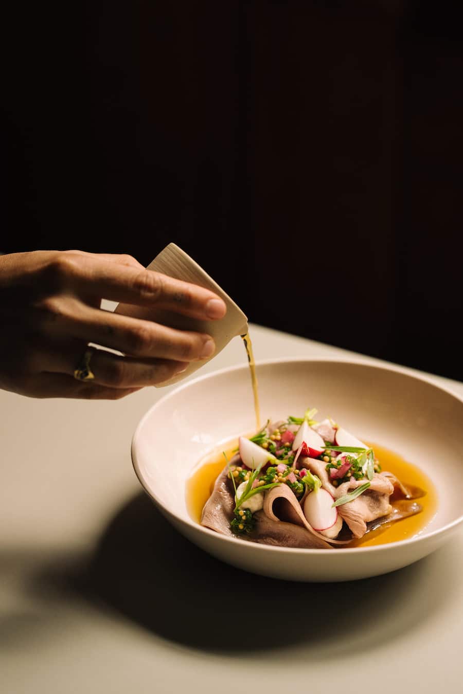 Zungencarpaccio vom Kalb, Meerrettichcreme, Senfsamen-Vinaigrette und Liebstöckelcreme - Drei Stuben Zurich - Corin Schmid - 1. Oktober 2025 - Copyright Olivia Pulver