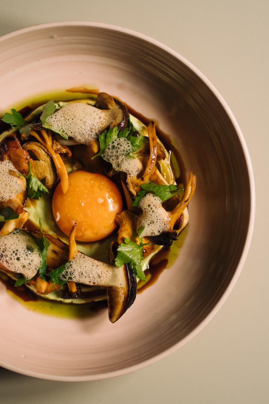 Konfiertes Eigelb mit Estragoncreme, Steinpilze von Helga, Chicken-of-Woods-Velouté - Drei Stuben Zurich - Corin Schmid - 1. Oktober 2025 - Copyright Olivia Pulver