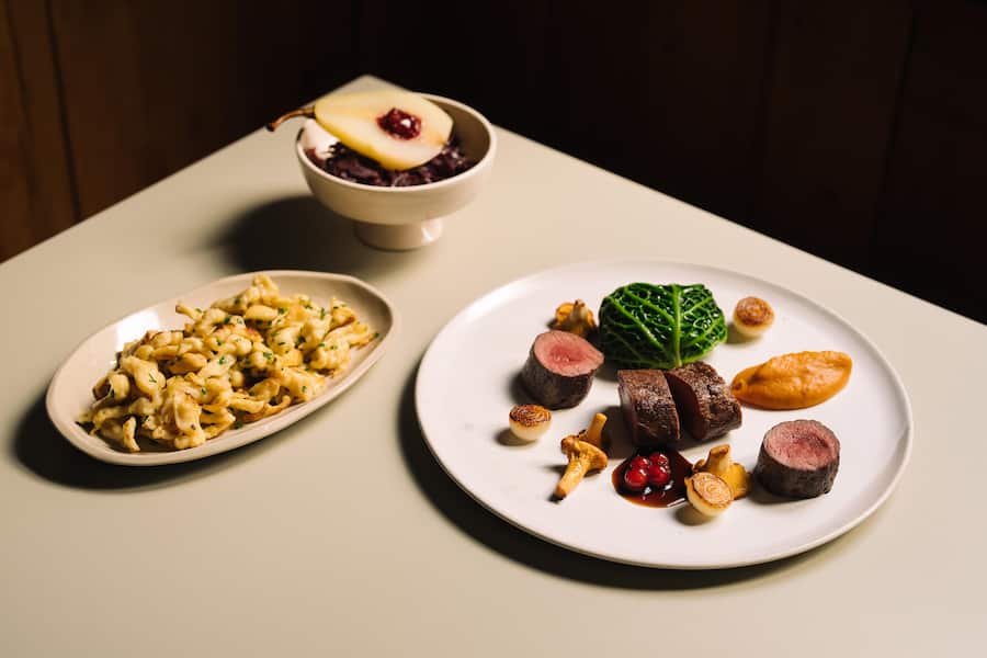 Rehrücken Zürcher Wild, Sauerkraut-Wirsing-Speck-Rolle, Gewürzbirne mit Spätzli und Rotkraut - Drei Stuben Zurich - Corin Schmid - 1. Oktober 2025 - Copyright Olivia Pulver