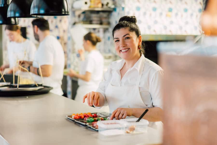 Elif Oskan, Chef, Restauran Gül bei der Zubereitung eines Schaschlik-Spiess, Zürich, ZH