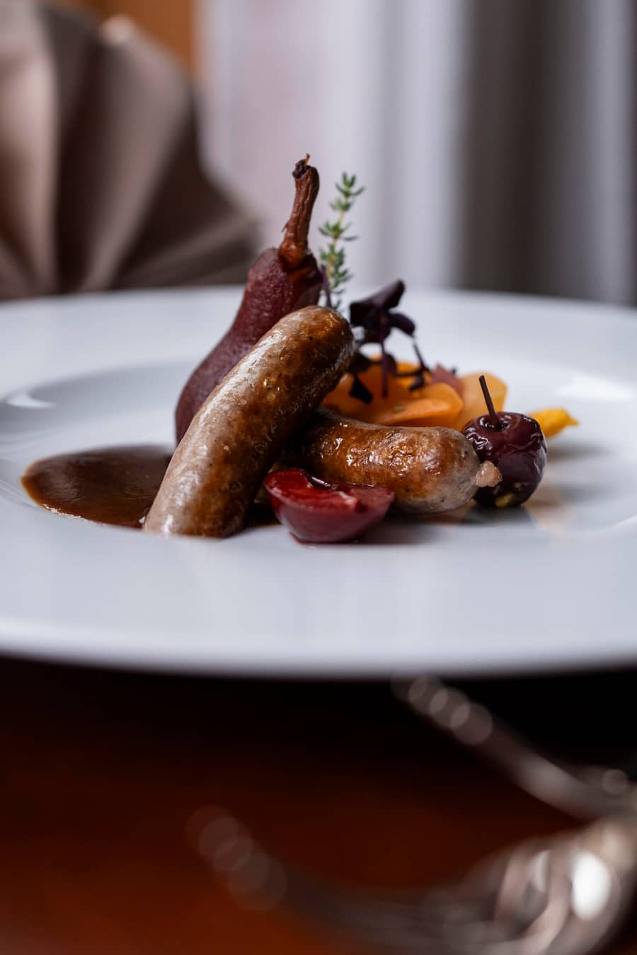 Hirschwürstli mit Senf, Zwetschgen, Rotwein, Birne und Kürbis-Hummus. © Valeriano Di Domenico