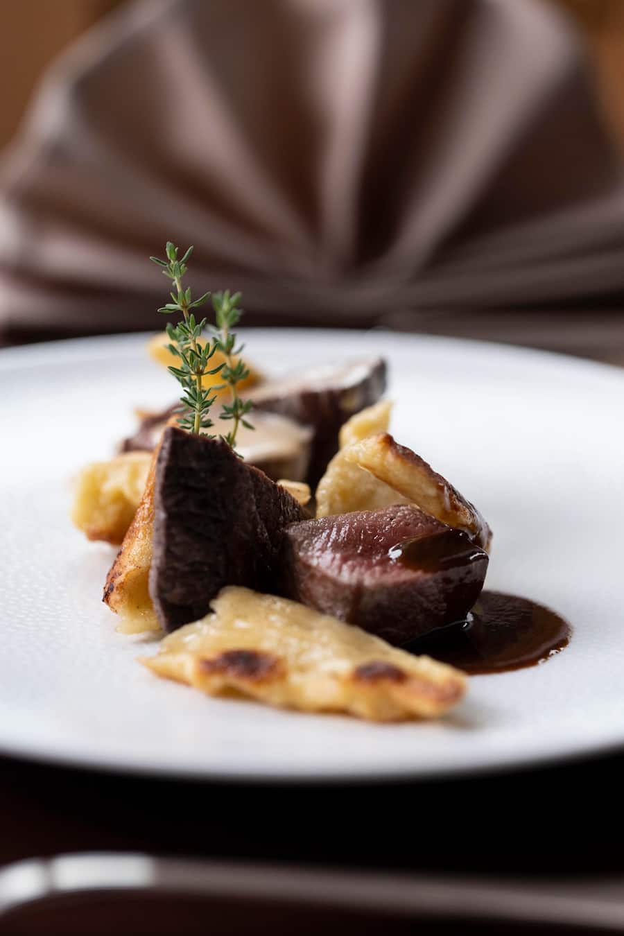 Duett Hirsch & Gems Schnitzel mit Banzogglä (Spätzli). © Valeriano Di Domenico